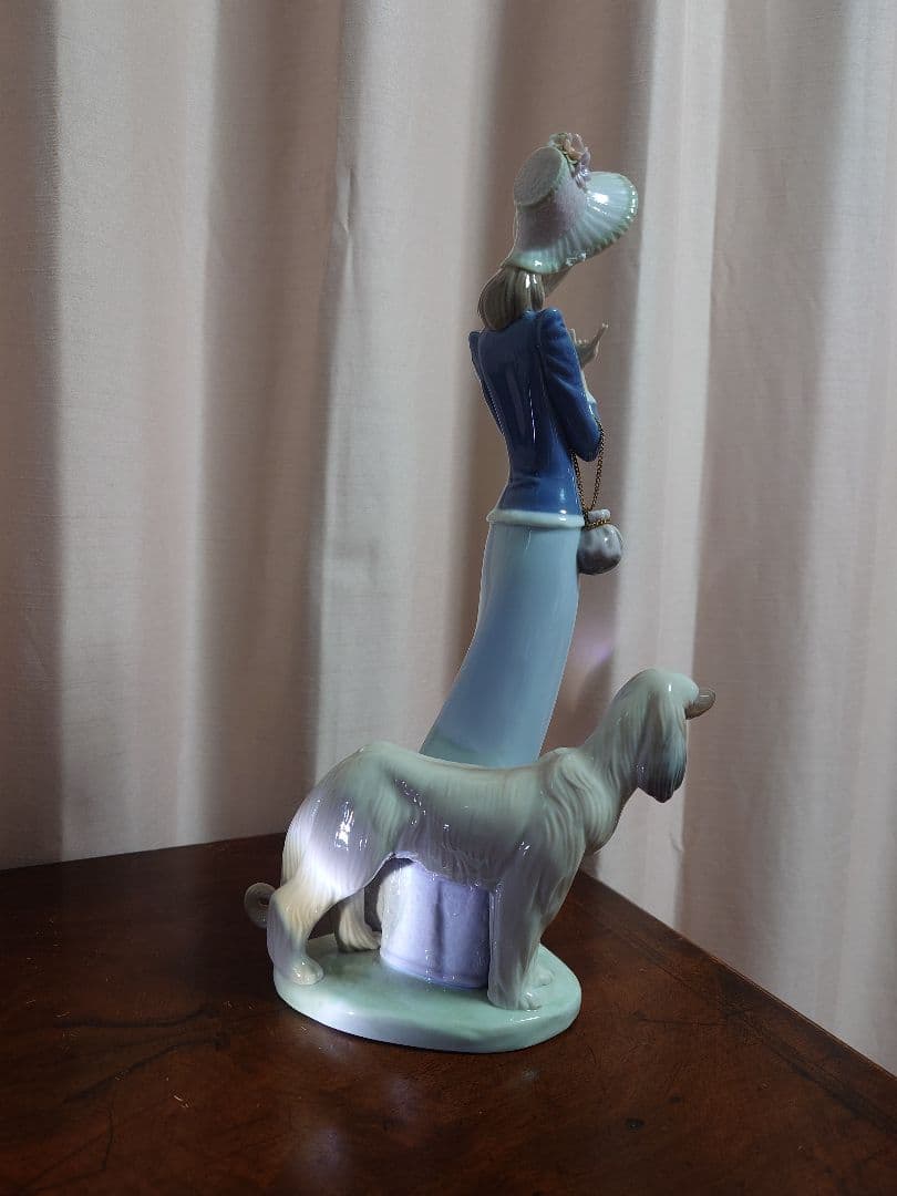 専用J様　LLADRO　青と白の陶器製女性像と犬