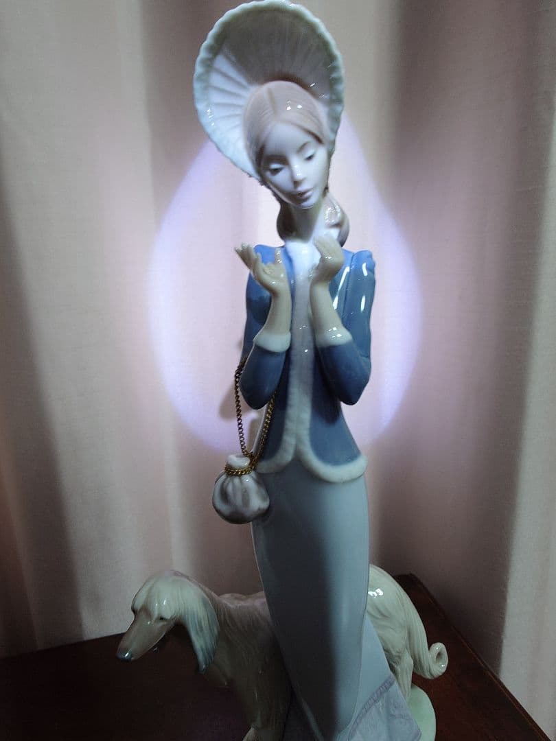 専用J様　LLADRO　青と白の陶器製女性像と犬
