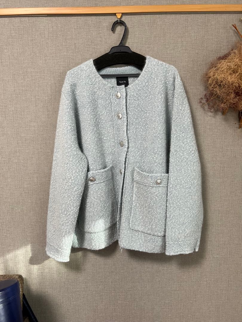 Apart byの今季の新作アンゴラウールツイードカーディガンとショートパンツ