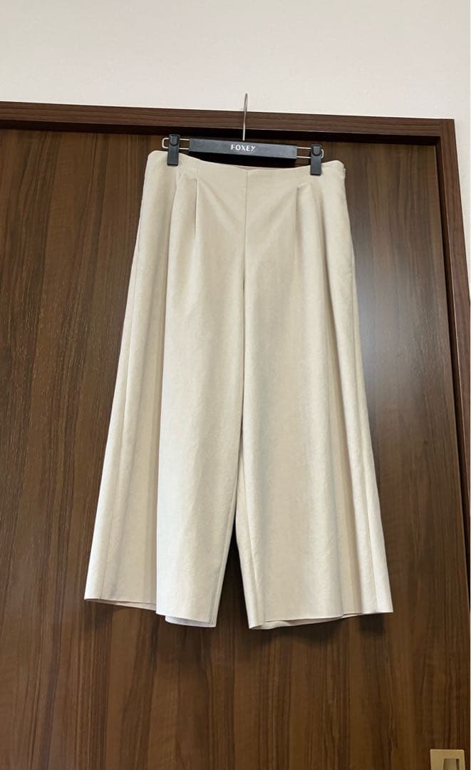 メノウです。foxey フォクシー　スエード　パンツ