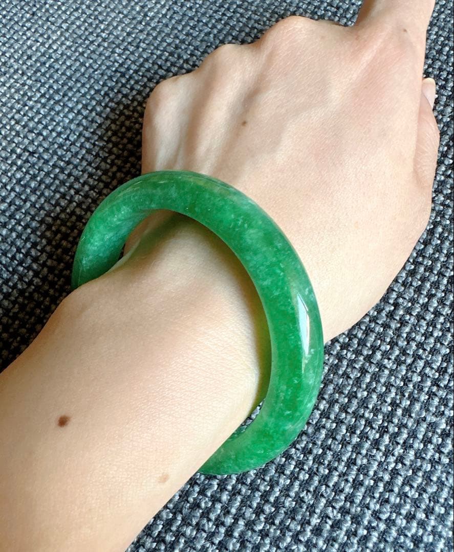 深いグリーン　緑翡翠　Ａランクヒスイバングル