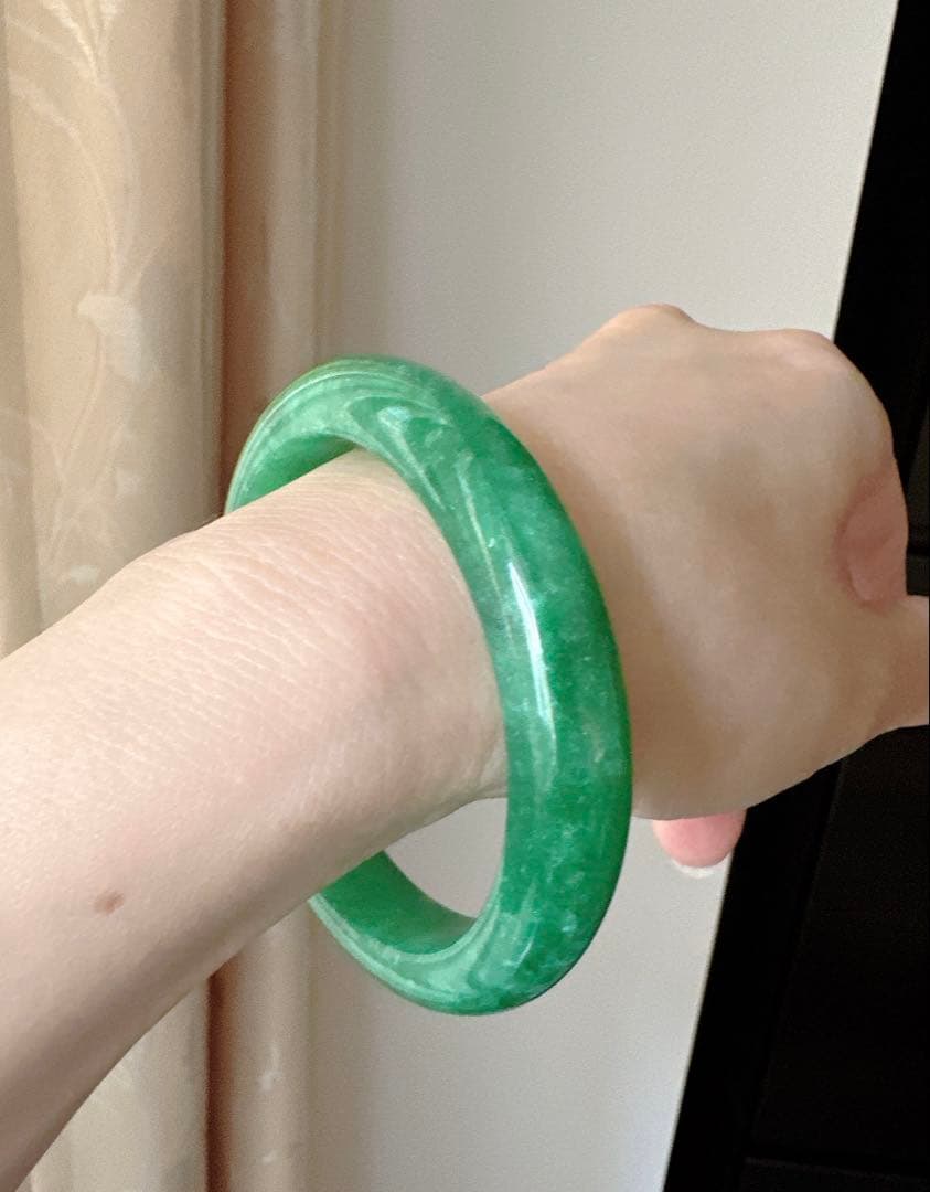 深いグリーン　緑翡翠　Ａランクヒスイバングル