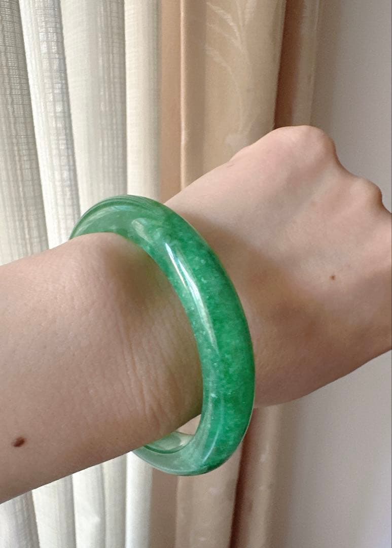 深いグリーン　緑翡翠　Ａランクヒスイバングル