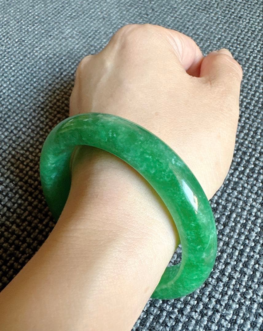 深いグリーン　緑翡翠　Ａランクヒスイバングル