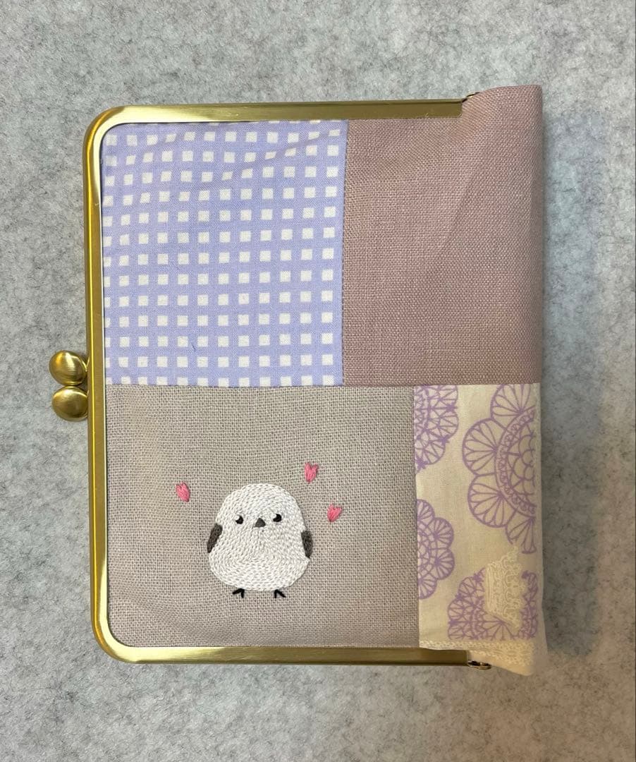 ハンドメイド　手刺繍　ファスナーポーチ☆ゆりです