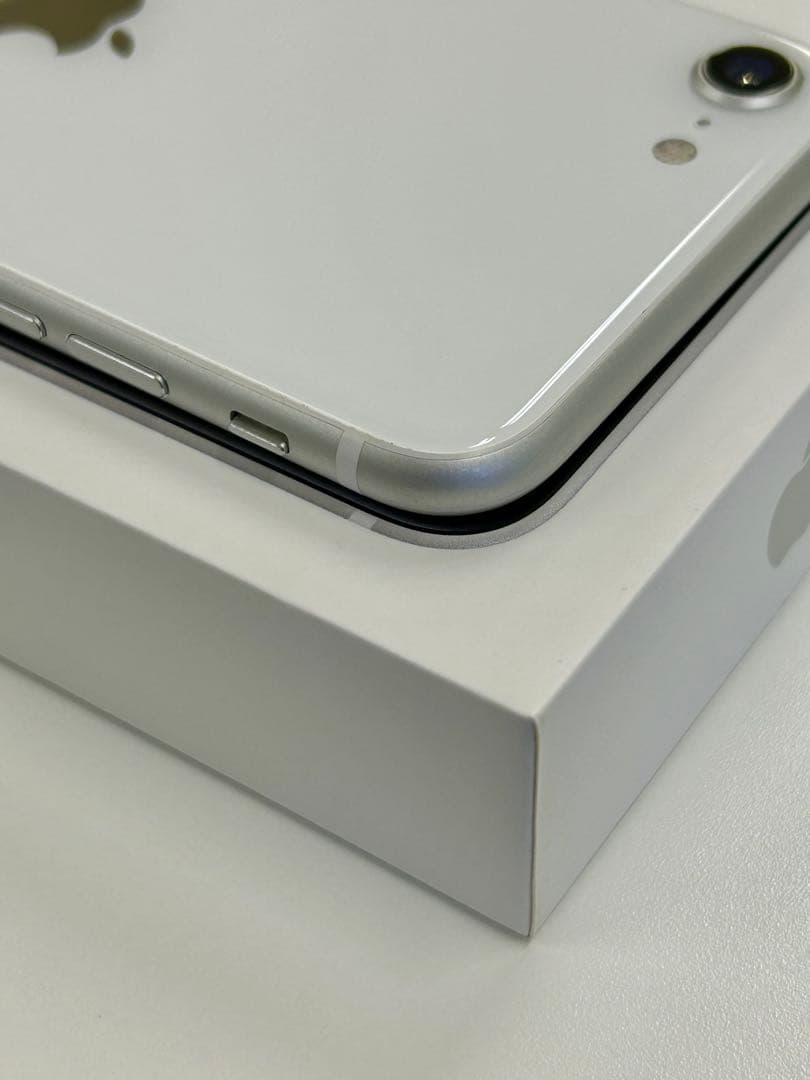 【中古美品】iPhone SE◇ホワイト◇128GB◇専用箱付き◇送料込み◇