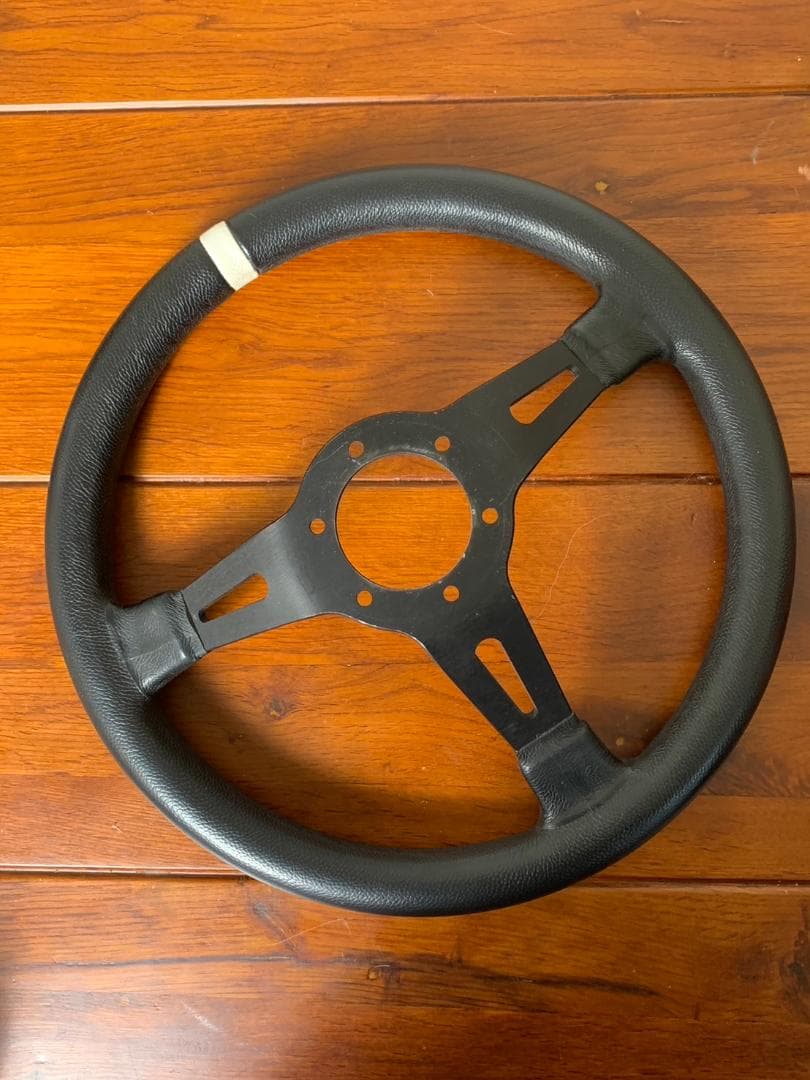 momo　ディープコーン ステアリング 黒