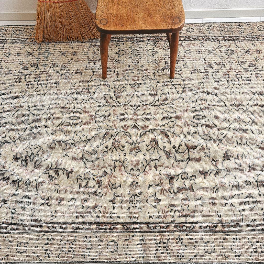 トルコ　ヴィンテージラグ　ベージュ　ブラウン　フローラル