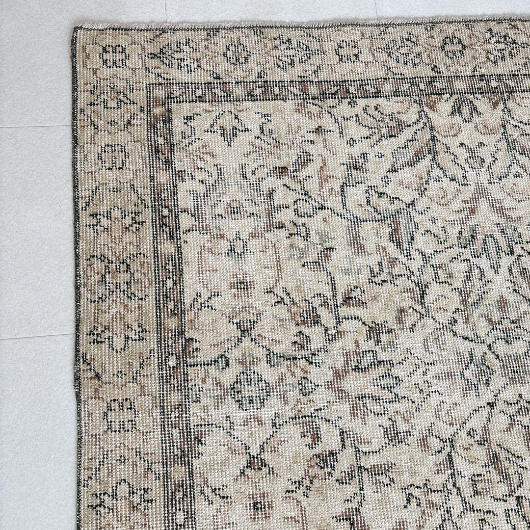 トルコ　ヴィンテージラグ　ベージュ　ブラウン　フローラル