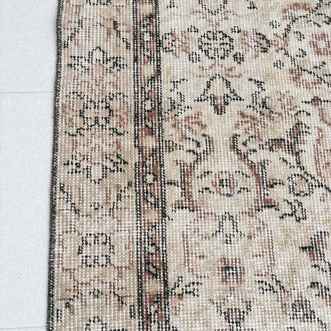 トルコ　ヴィンテージラグ　ベージュ　ブラウン　フローラル