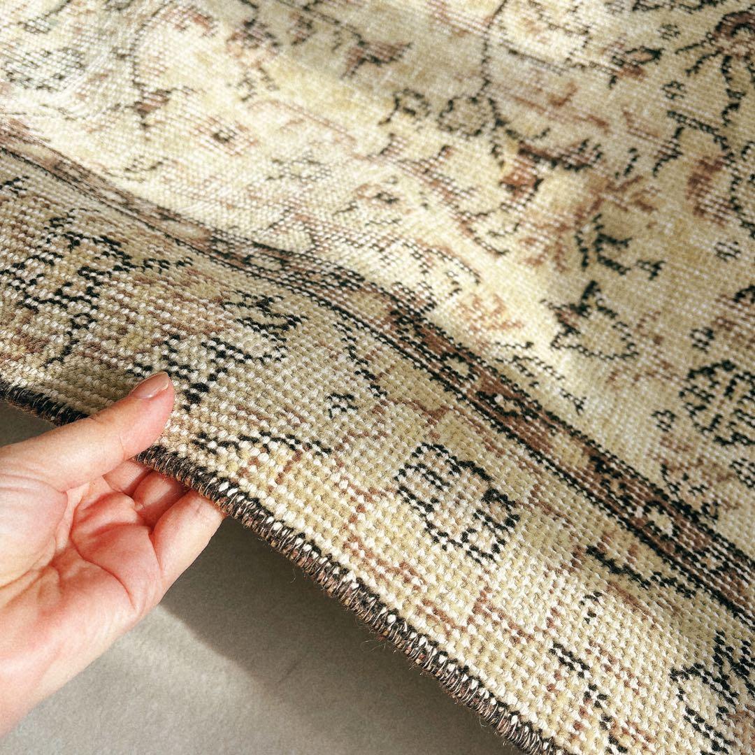 トルコ　ヴィンテージラグ　ベージュ　ブラウン　フローラル