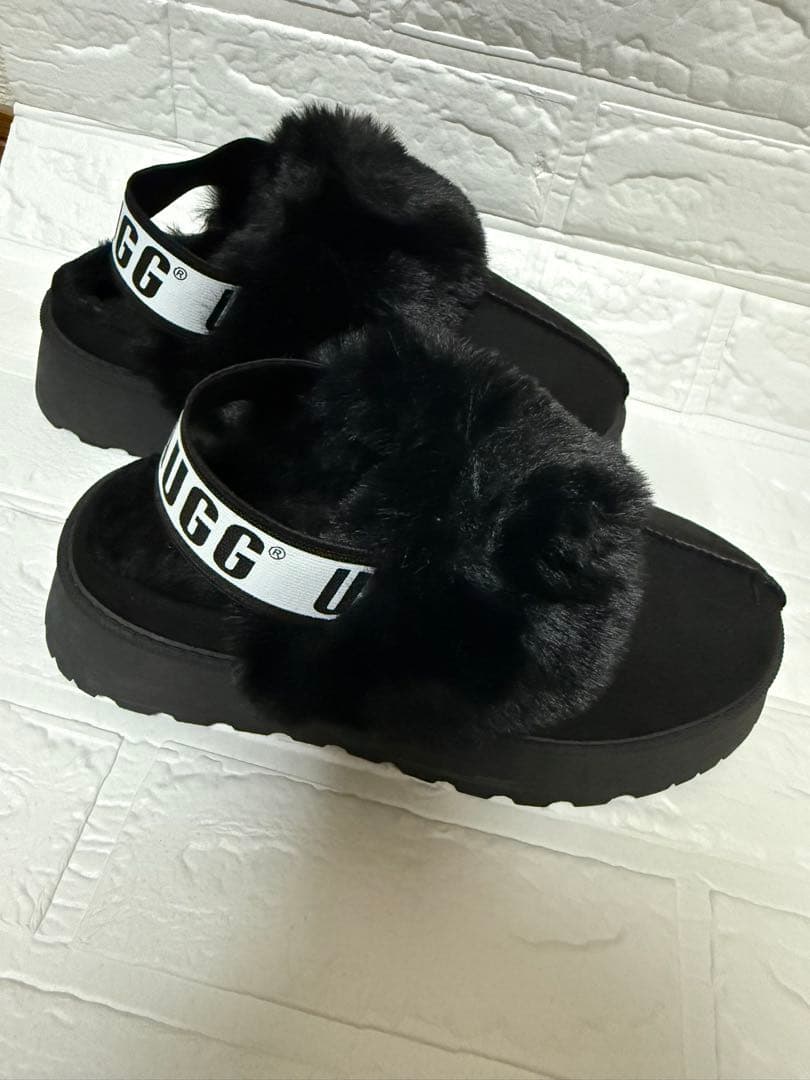 ブラックファーサンダル