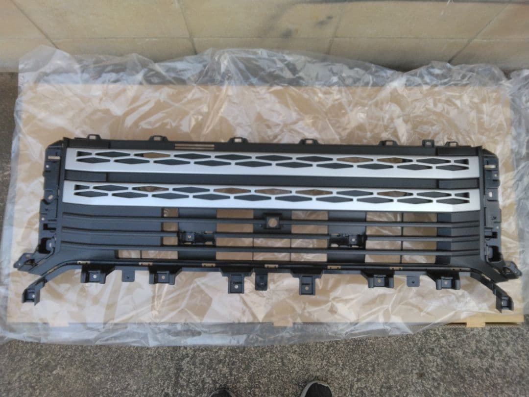 デリカD5 型式CV1W フロントグリル　新品　品番62310W360P送料込み