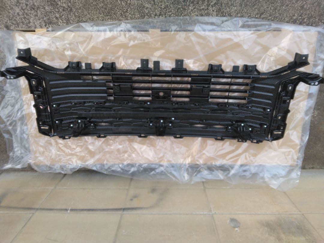 デリカD5 型式CV1W フロントグリル　新品　品番62310W360P送料込み