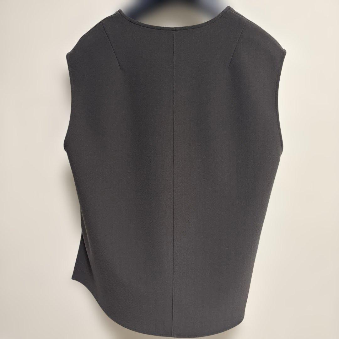 新品　YONFA グレー Vネック ジレ