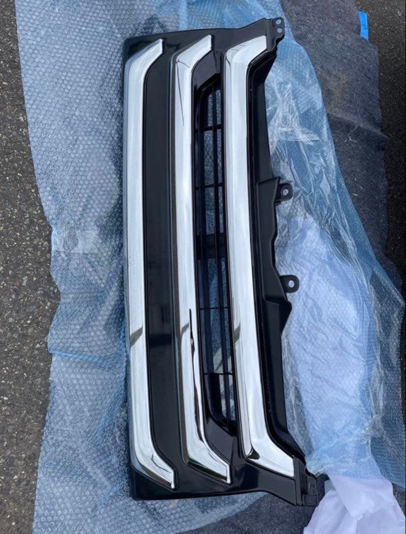 ハイエース フロントグリル　モデリスタ