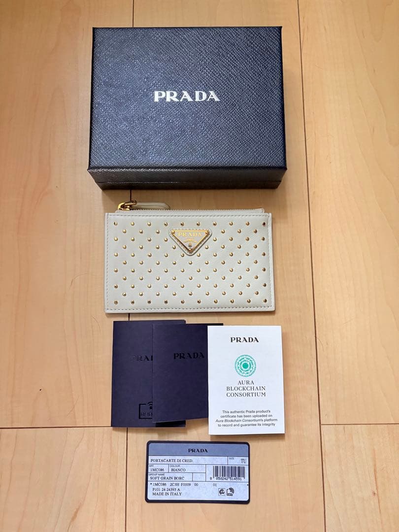 PRADA ⭐︎スタッズ付きフラグメントケース ホワイト　新品/未使用品