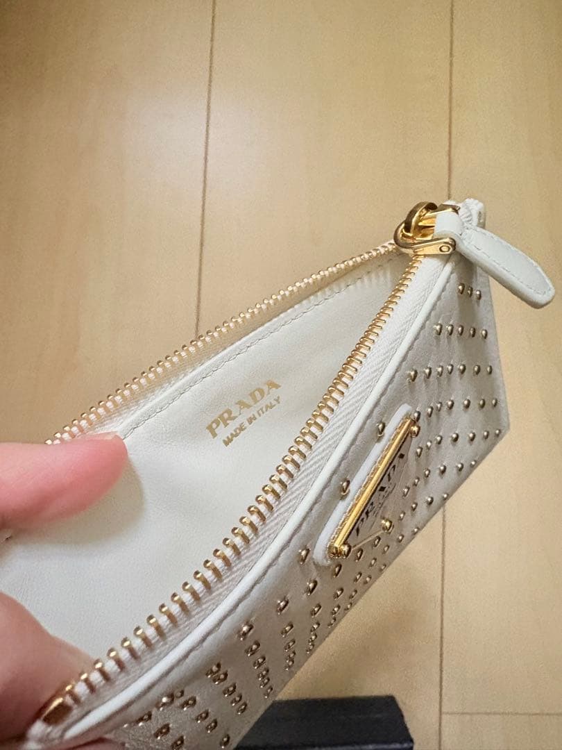 PRADA ⭐︎スタッズ付きフラグメントケース ホワイト　新品/未使用品