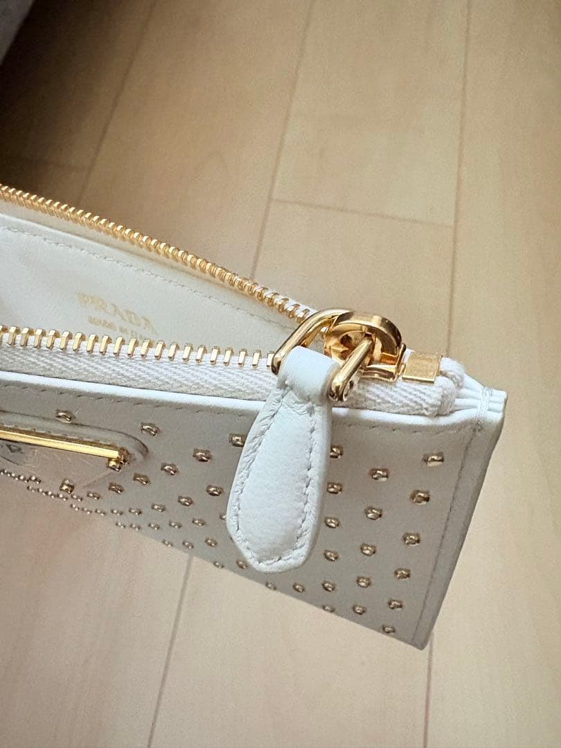PRADA ⭐︎スタッズ付きフラグメントケース ホワイト　新品/未使用品