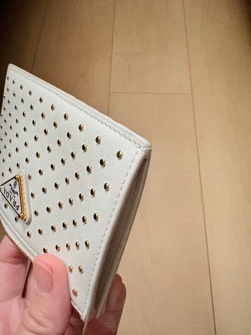 PRADA ⭐︎スタッズ付きフラグメントケース ホワイト　新品/未使用品