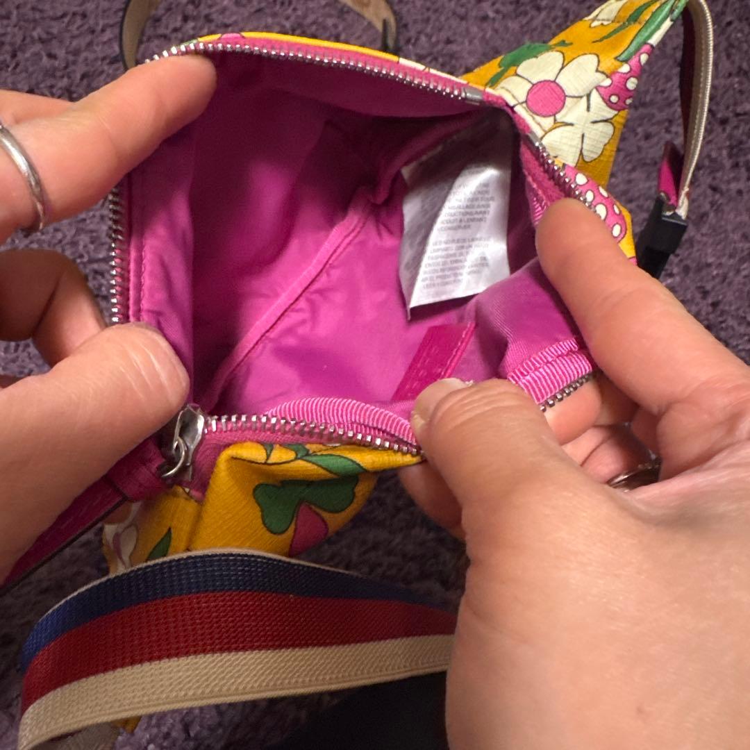 GUCCI花柄ボディバッグ イエローと、GUCCIベルト