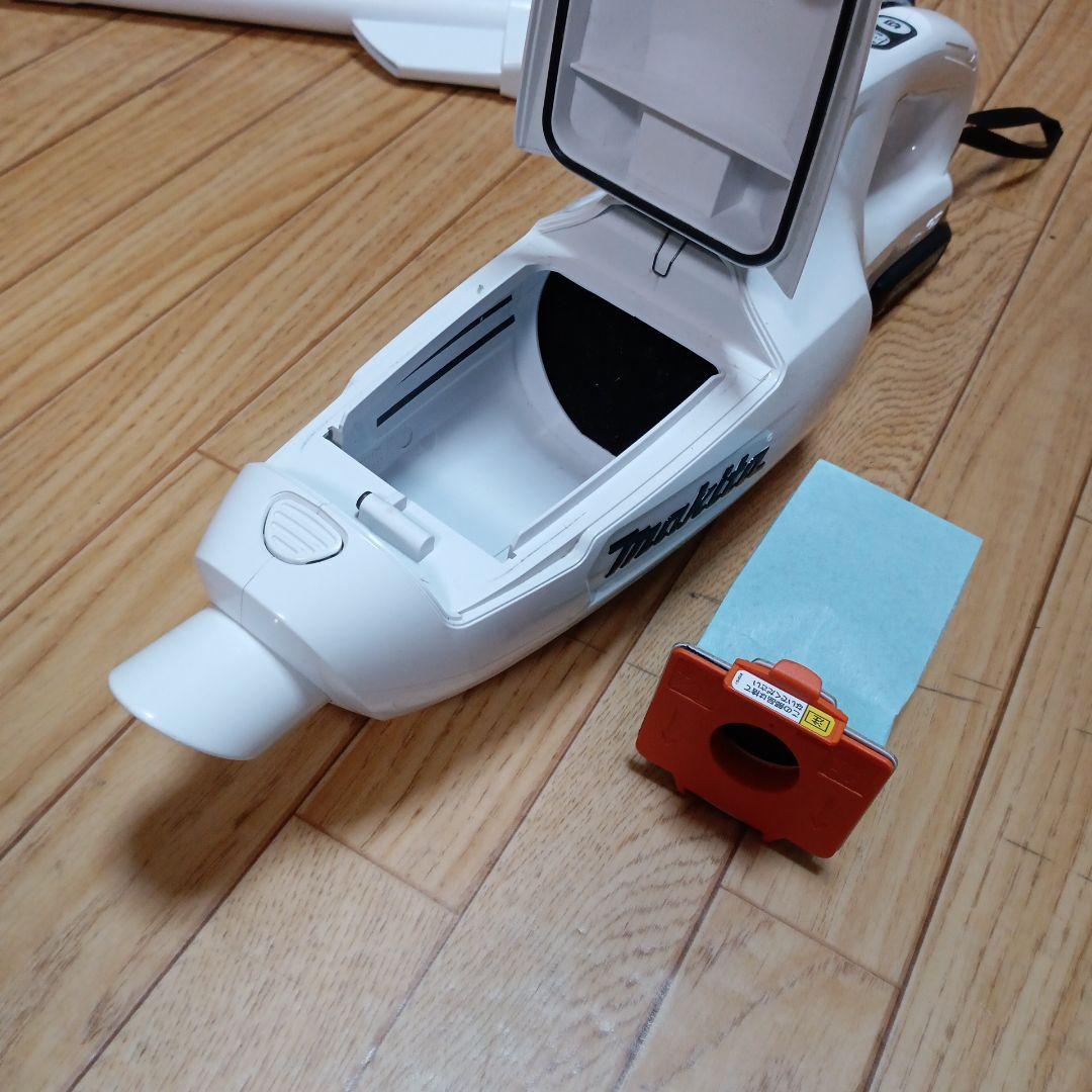 マキタ10.8V充電式クリーナ　CL107FD 純正バッテリーと純正充電器付