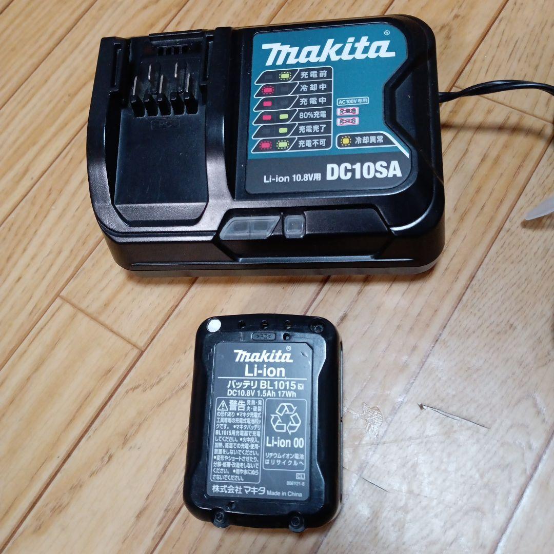 マキタ10.8V充電式クリーナ　CL107FD 純正バッテリーと純正充電器付