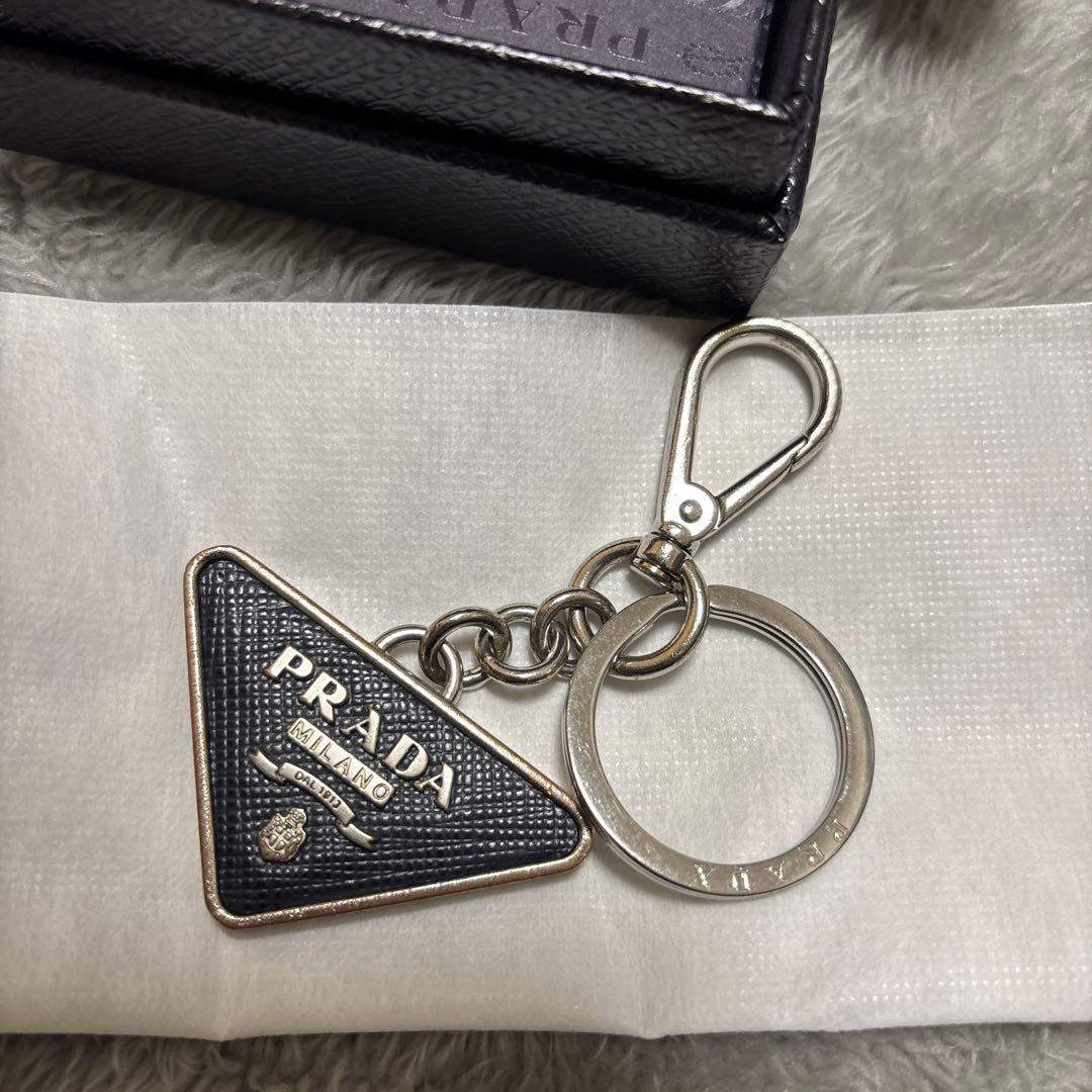 PRADA プラダ　サフィアーノ トライアングル ロゴ シルバー キーリング