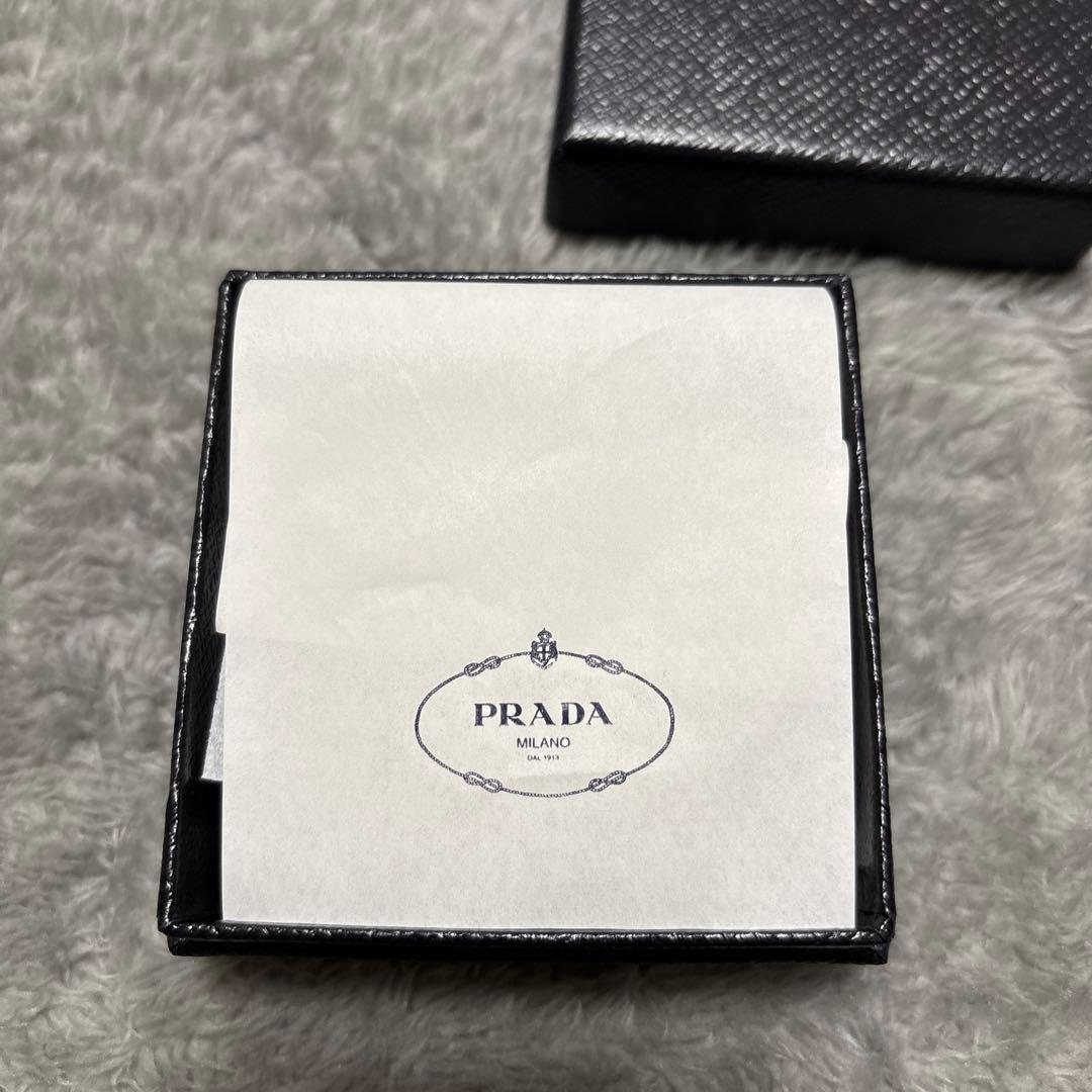 PRADA プラダ　サフィアーノ トライアングル ロゴ シルバー キーリング