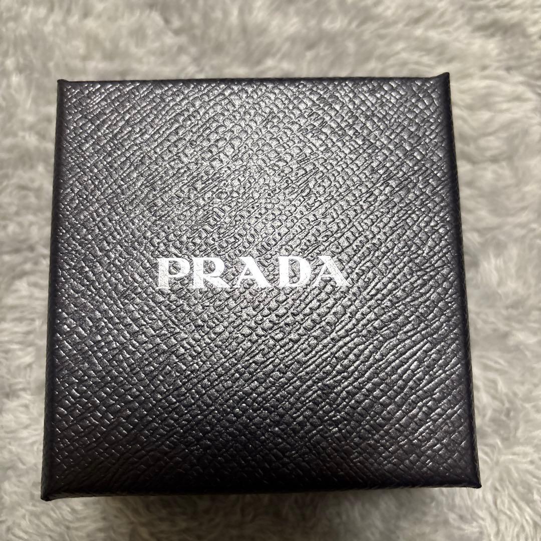 PRADA プラダ　サフィアーノ トライアングル ロゴ シルバー キーリング