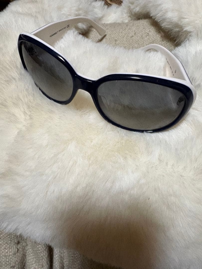 CHANEL カメリアサングラス　ネイビー