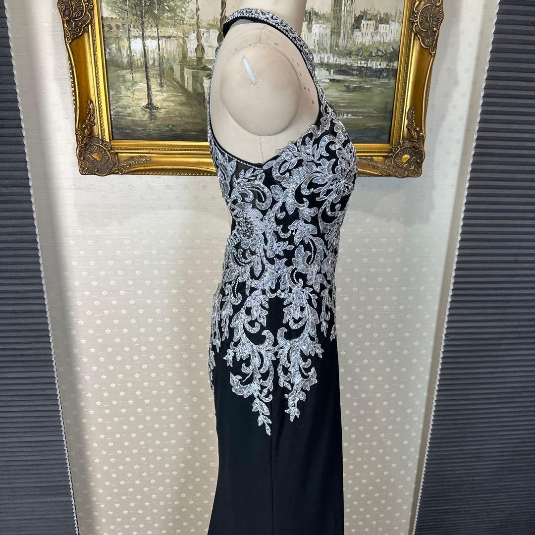 ブラックハイネック刺繍ドレス