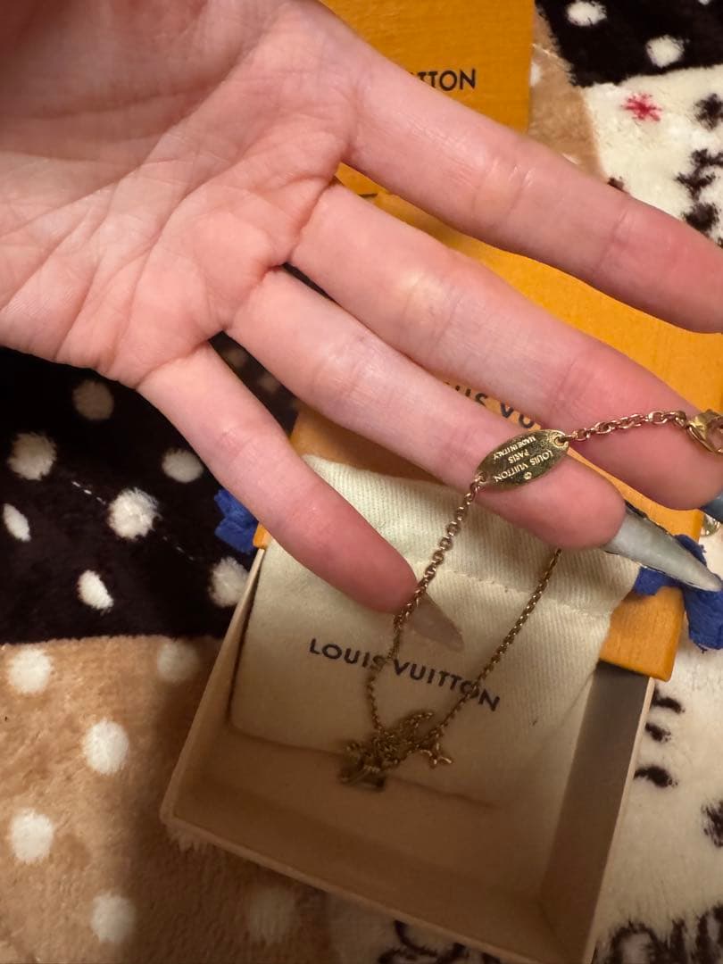 LOUIS VUITTON LVロゴネックレス ゴールド