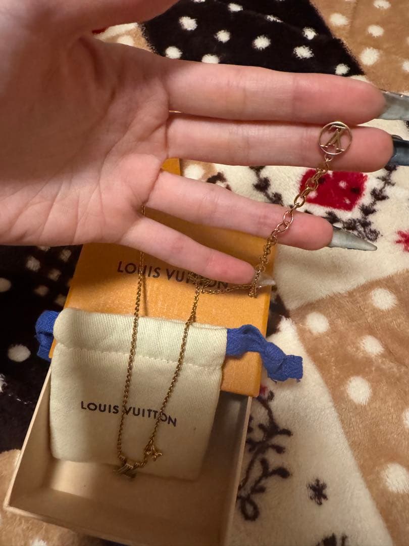 LOUIS VUITTON LVロゴネックレス ゴールド