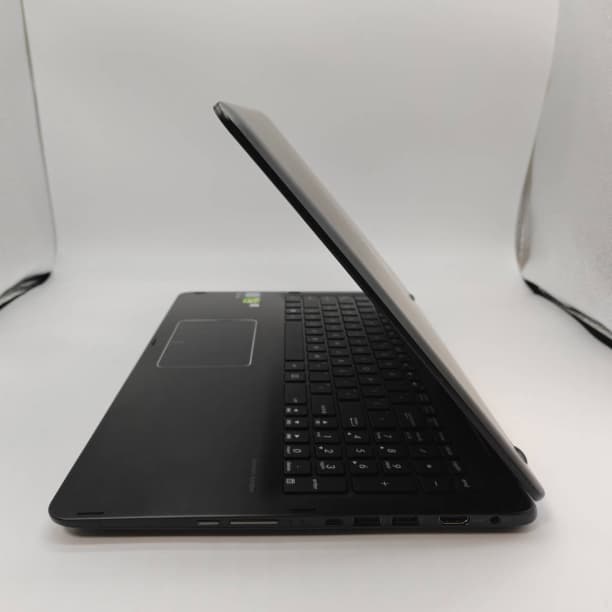 グラボ搭載 タッチパネル フルHD 15 ASUS i7-7 SSD256GB