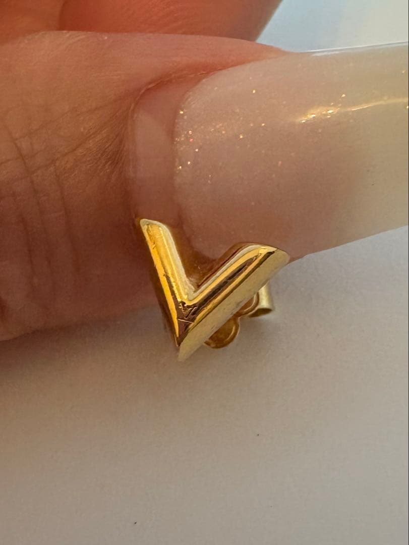 LOUIS VUITTON ピアス・エッセンシャル V ゴールド