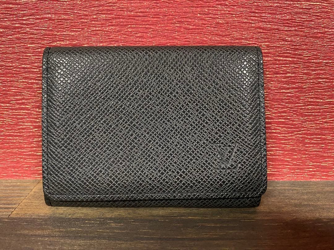 ルイヴィトン　ブラックレザー 名刺入れ LVロゴ