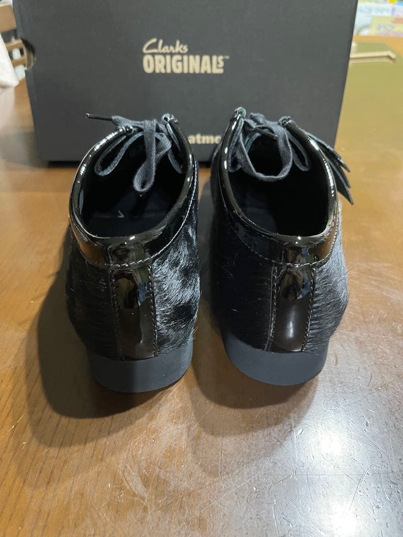 クラークス ワラビー ブラック ヘア オン ブラックアイパッチ アトモス