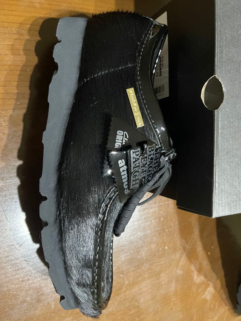 クラークス ワラビー ブラック ヘア オン ブラックアイパッチ アトモス