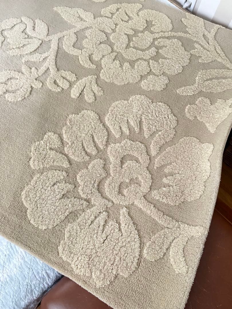 ローラアシュレイ　花柄　ベージュラグ　　120×180センチ