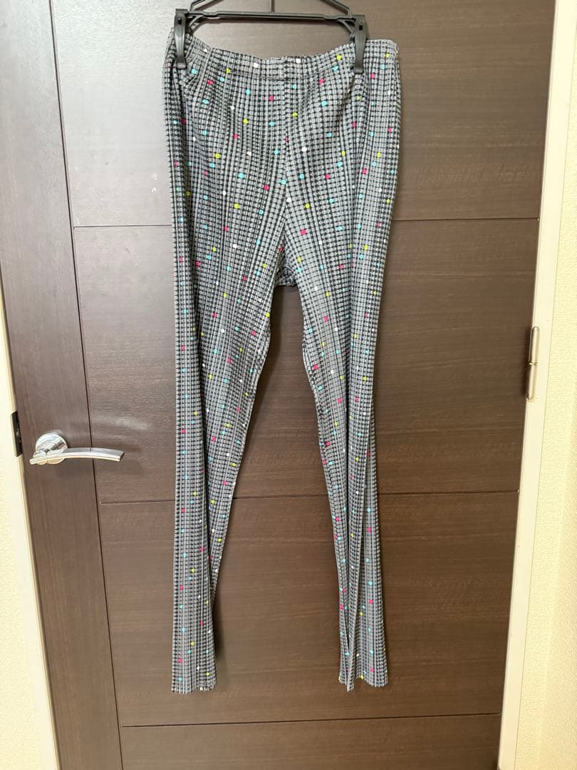 プリーツプリーズ　カラフルドットのグレーパンツ