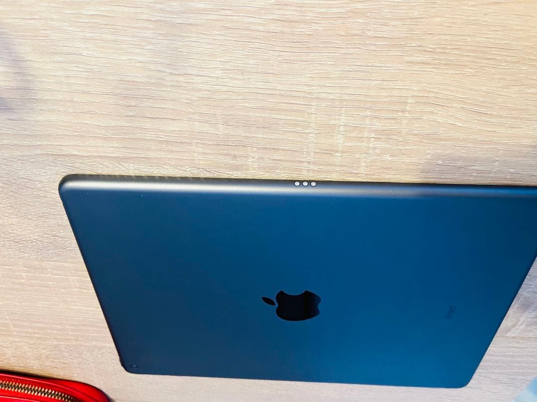 Apple iPad (第8世代) 32GB（1箇所キズ有）