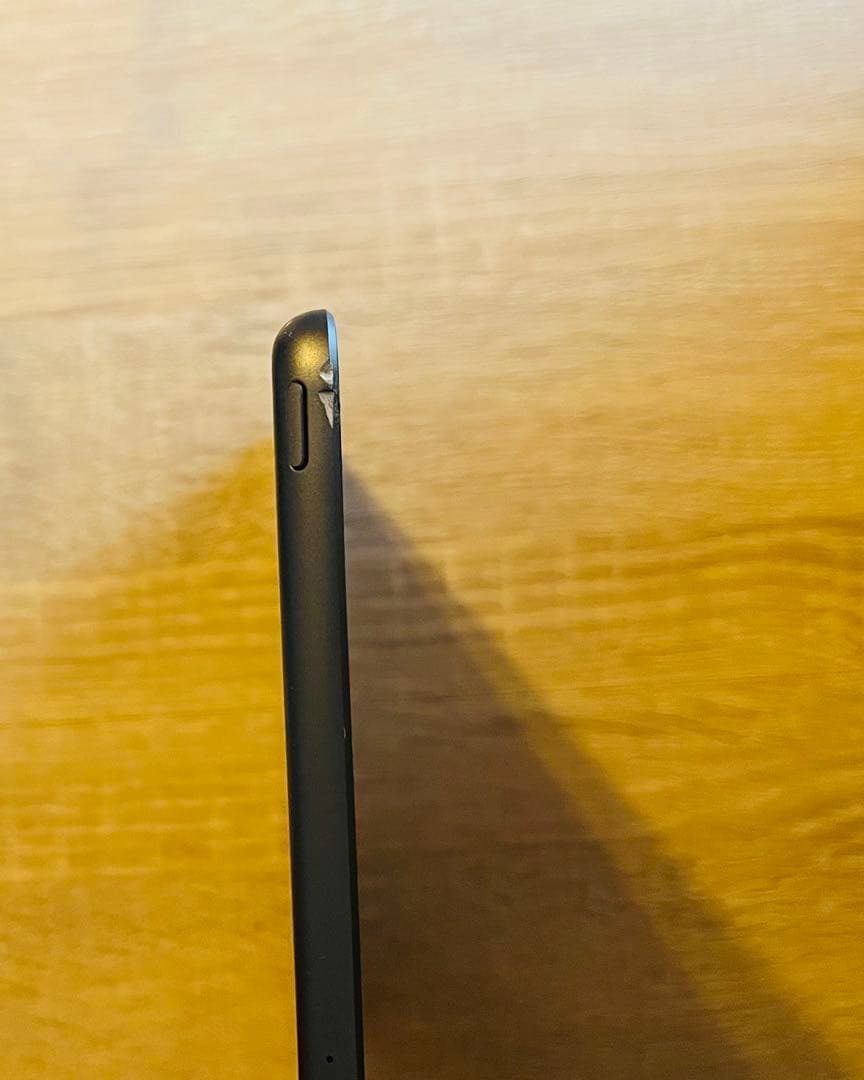 Apple iPad (第8世代) 32GB（1箇所キズ有）