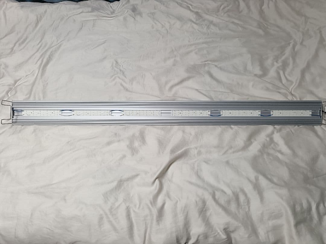 アクロ トライアングルLED VIVID120cm　吊り下げ式&スタンド付き ①