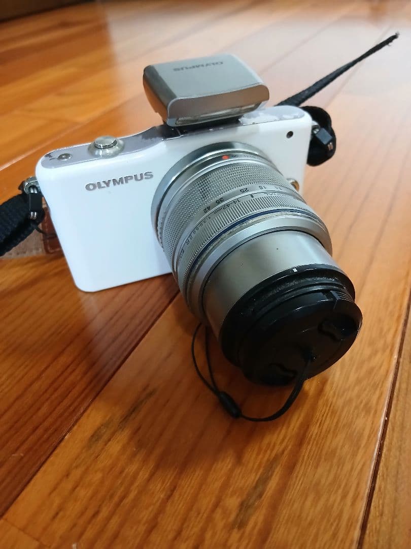 ⭐新春Sale⭐【美品】OLYMPUS ミラーレス一眼 ホワイト ズームレンズ
