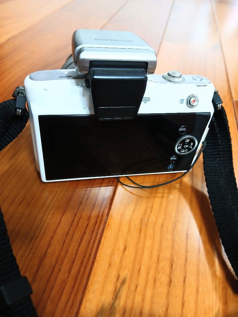 ⭐新春Sale⭐【美品】OLYMPUS ミラーレス一眼 ホワイト ズームレンズ