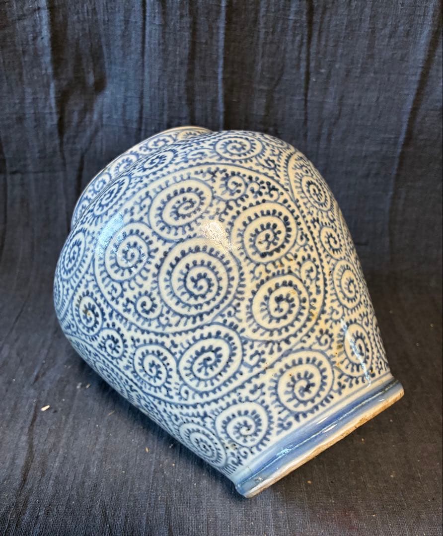 総蛸唐草沈香壺　江戸時代中期