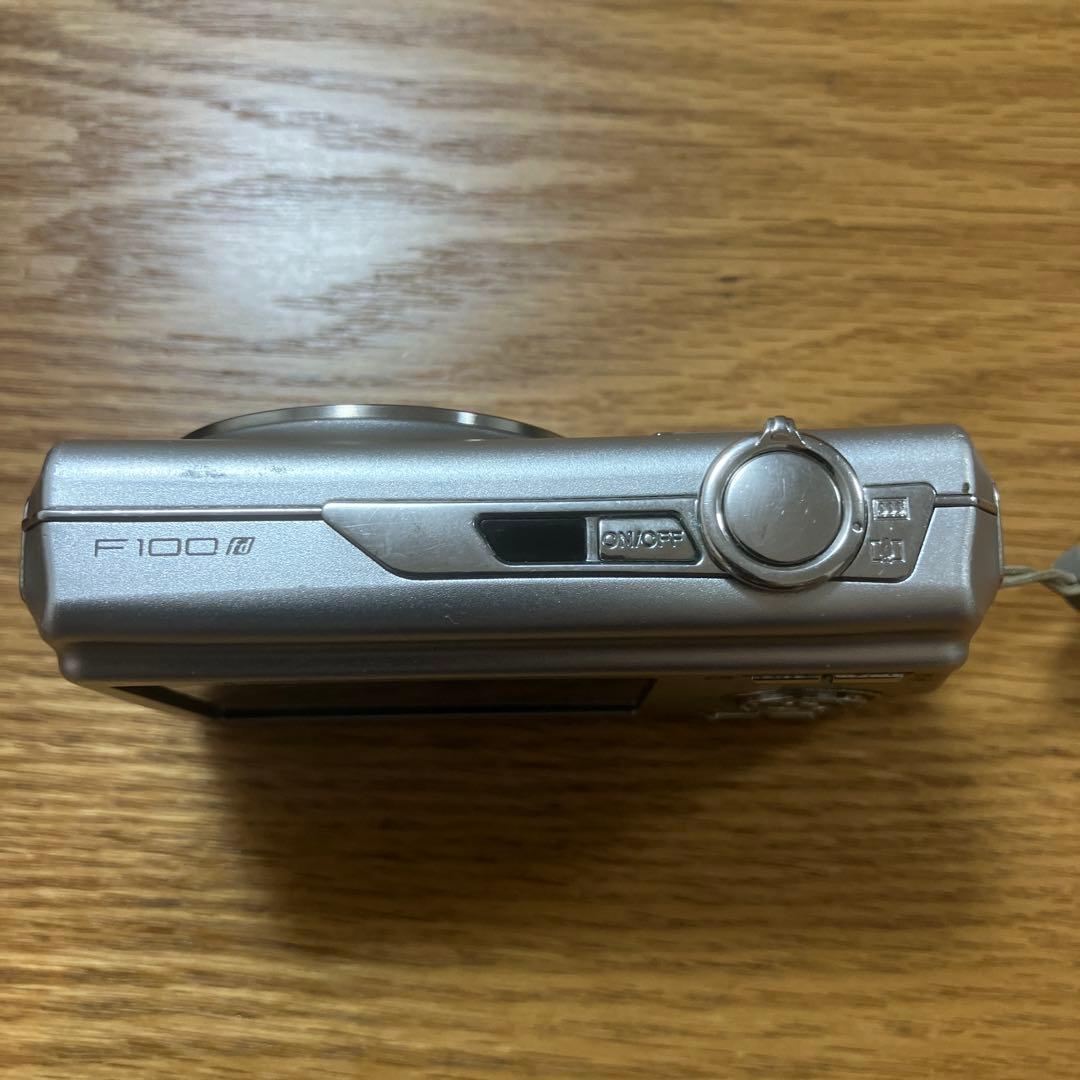 Fujifilm F100 シルバー 本体と付属品