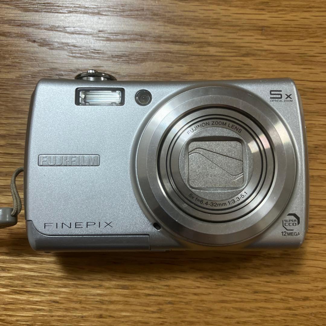 Fujifilm F100 シルバー 本体と付属品