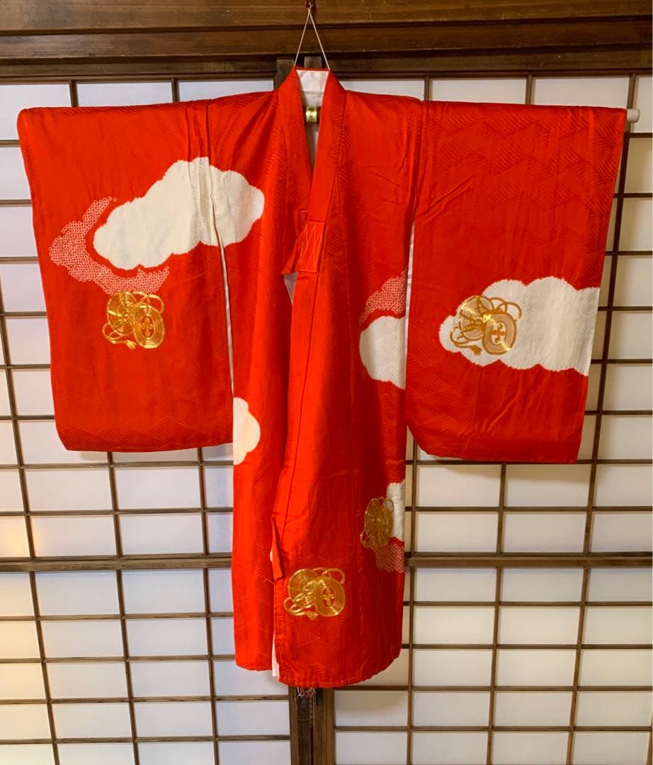 祝い着女子供 産着熨斗目着物 正絹綸子地 赤地に絞りと鼓の金刺繍柄 T69